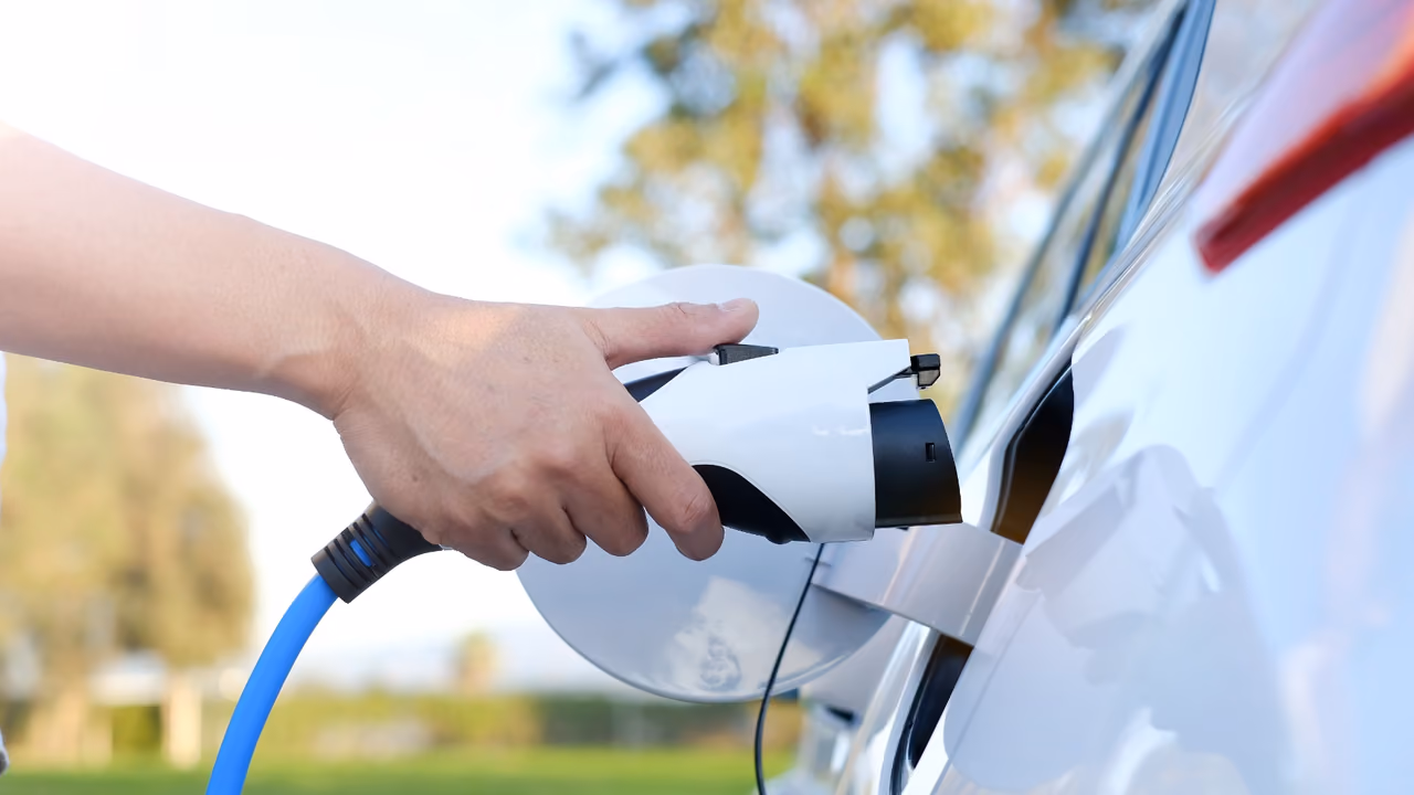 Ladda elbilen smart och spara pengar
